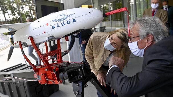 <p>Innenministerin Annelies Verlinden (2.v.r.) nimmt die neue Drohne in Augenschein.</p>
