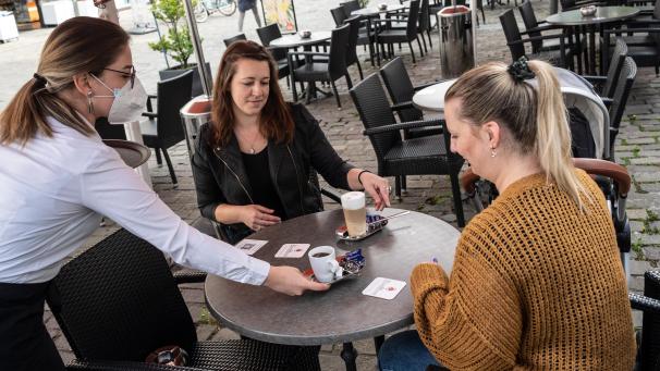 <p>Vielerorts in NRW dürfen Terrassen und Außenbereiche von Cafes und Restaurants wieder öffnen.</p>