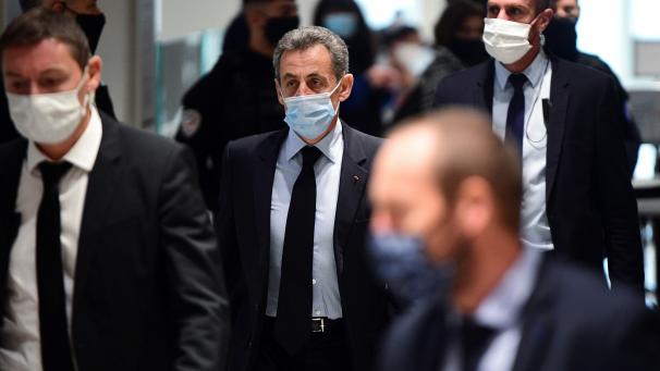 <p>Nicolas Sarkozy (2.v.l), ehemaliger Präsident von Frankreich, trifft zu einer Anhörung in einem Gerichtsgebäude ein.</p>