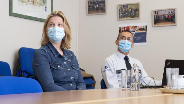 <p>Zonenchef Daniel Keutgen (rechts) und Eupens Bürgermeisterin Claudia Niessen als Vorsitzende des Polizeikollegiums präsentierten in dieser Woche die Jahresbilanz 2020 der Zone Weser-Göhl.</p>