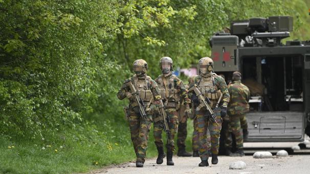 <p>Schwer bewaffnete Soldaten durchkämmen den Nationalpark Hoge Kempen, wo Jürgen Conings sich versteckt.</p>