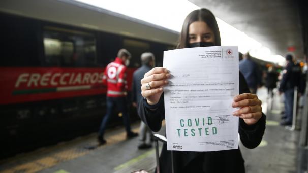 <p>Eine Frau hält am Hauptbahnhofs Termini ein Zertifikat, das ihren Corona-Test bescheinigt, in der Hand. Rechtzeitig vor der Sommersaison haben sich die EU-Länder und das EU-Parlament auf Details eines europaweiten Zertifikats zum Nachweis von Corona-Impfungen, -Tests und überstandenen Covid-19-Erkrankungen geeinigt.</p>