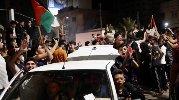 <p>Palästinenser feiern das Waffenstillstandsabkommen.</p>