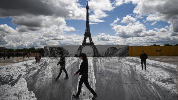 <p>Paris hat nun auch einen Grand Canyon: Unter dem Eiffelturm tut sich ein virtueller Abgrund auf, der in kürzester Zeit zum beliebten Selfie-Motiv geworden ist.</p>