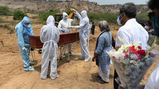 <p>In Indien breitet sich die Pandemie auf dem Land weiter mit Wucht aus. Manchen Familien fehlen die Mittel für eine Bestattung ihrer Toten.</p>