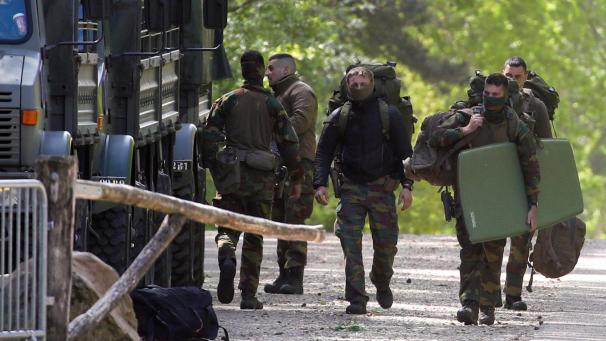 <p>Armeeangehörige setzten am Freitag die Suche fort.</p>