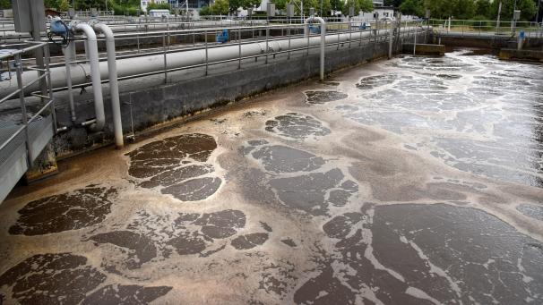 <p>Die offenen Becken in einer Kläranlage werden mit Sauerstoff angereichert.</p>