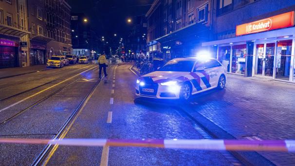 <p>Rettungsdienste in der Ferdinand Bolstraat, wo fünf Menschen durch Messerstiche teils schwer verletzt wurden.</p>