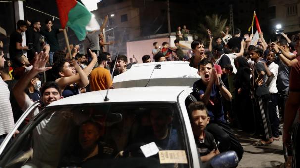 <p>Palästinenser skandieren Slogans, während sie das Waffenstillstandsabkommen feiern.</p>
