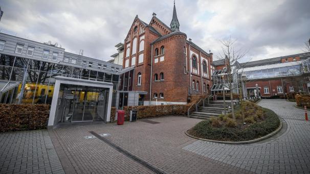 <p>Vor dem Krankenhaus wurde in der Nacht zu Samstag eine Schlägerei gemeldet.</p>