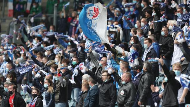 <p>Die Anhänger des FC Hansa Rostock feiern im Ostseestadion.</p>