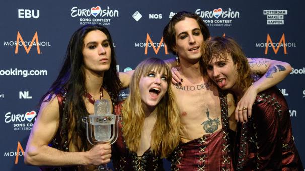 <p>Gitarrist Ethan (l-r), Bassistin Victoria, Sänger Damiano und Gitarrist Thomas von der Band „Maneskin“ (Italien) freuen sich nach dem Gewinn des Eurovision Song Contest (ESC).</p>