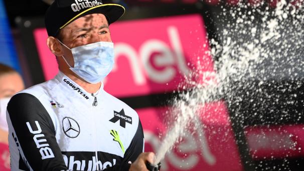 <p>Eteppensieger Victor Campenaerts vom Team Qhubeka Assos jubelt bei der Siegerehrung.</p>