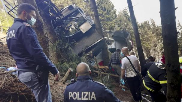 <p>Rettungshelfer arbeiten am Wrack der Seilbahn, die in der Nähe des Gipfels der Stresa-Mottarone-Linie in der Region Piemont, Norditalien, abstürzt war.</p>