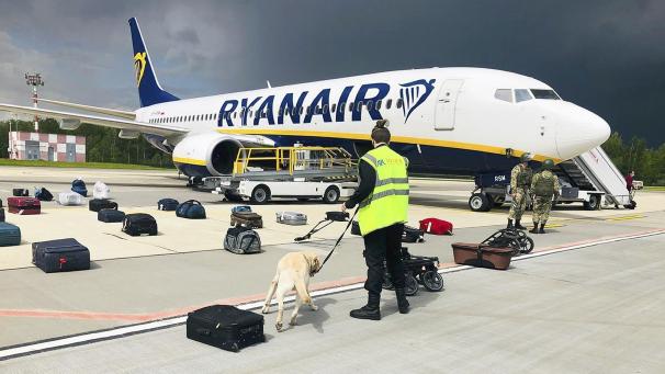 <p>Eine Sicherheitskraft Spürhund inspiziert mit einem Spürhund das Gepäck eines Ryanair-Flugzeuges in Minsk. Belarussische Behörden hatten das Flugzeug auf dem Weg von Athen nach Vilnius zur Landung gebracht.</p>