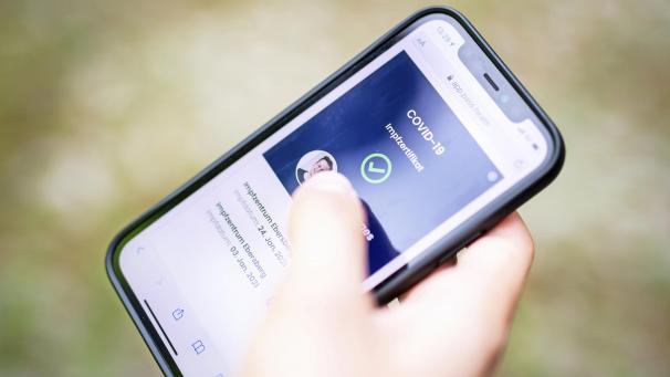 <p>Ein Corona-Zertifikat ist ein QR-Code, den man auf seinem Smartphone speichern kann. Wer kein Smartphone besitzt oder das Zertifikat nicht digital speichern möchte, kann es auch in Papierform bekommen.</p>