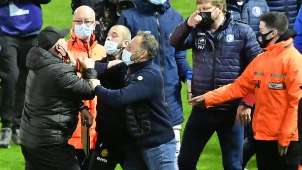 <p>Hein Van Haezebrouck (Zweiter von rechts), ließ keinen Zweifel daran, was er von der Äußerung von Fred Vanderbiest (ganz links) hielt.</p>