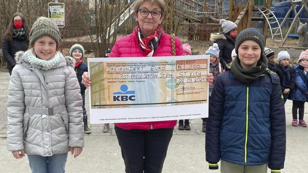 <p>Marie-Héléne Düsseldorf nahm den Scheck aus den Händen der beiden Schüler Max und Emely entgegen.</p>