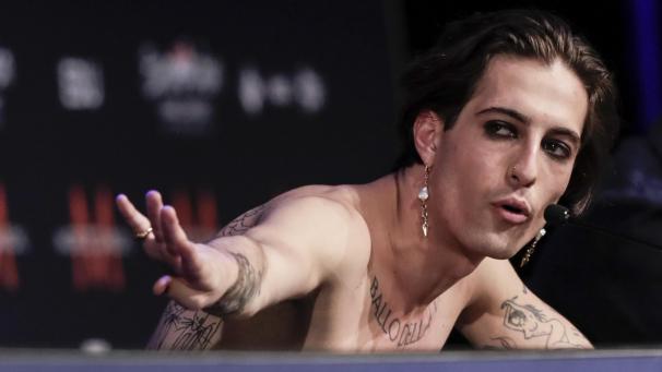 <p>Damiano David, Sänger der italienischen Band Maneskin, antwortet während der Pressekonferenz auf Fragen von Journalisten.</p>