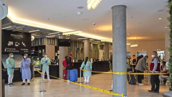 <p>Der ganz normale Corona-Reisewahnsinn: Blick ins Quarantänehotel in der isländischen Hauptstadt Reykjavík.</p>