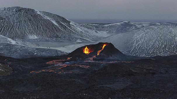 <p>Die aktiven Krater inmitten der schneebedeckten Berge Foto: Philippe Beck</p>
