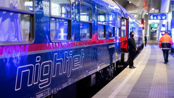 <p>Ein Nachtzug steht während eines Medientermins der ÖBB „Start für den neuen Nightjet nach Amsterdam“ am Gleis im Hauptbahnhof in Wien. Auch die Verbindung nach Belgien startet wieder.</p>