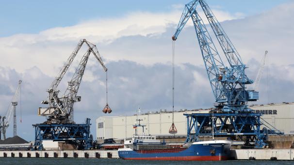 <p>Im Seehafen an der Ostsee wird ein Schiff mit Kränen abgefertigt. Die Wirtschaftsleistung in Deutschland ist zu Jahresbeginn in der Corona-Krise etwas stärker geschrumpft als zunächst angenommen.</p>