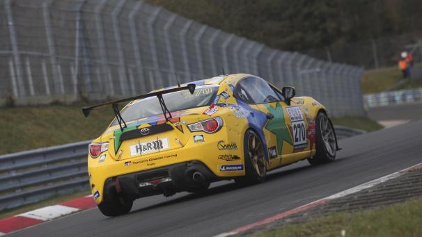 <p>Keine Zuschauer bei den 24h Nürburgring auf der Nordschleife, wohl aber auf den Tribünen.</p>