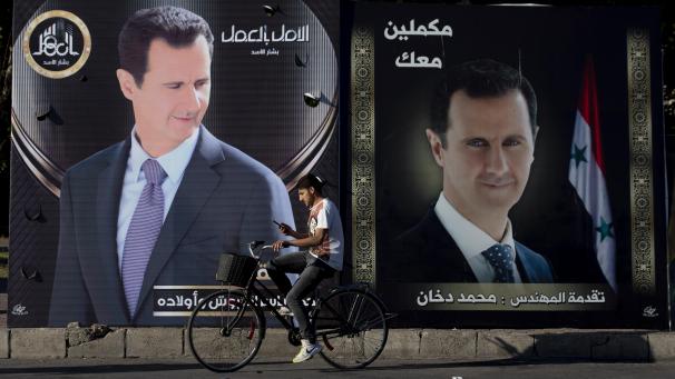 <p>Ein Mann fährt an Wahlplakaten des syrischen Präsidenten al-Assad vorbei. Die Präsidentschaftswahlen finden heute statt.</p>
