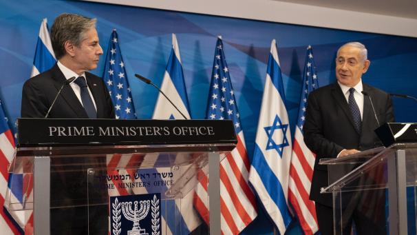 <p>US-Außenminister Antony Blinken (l.) und der israelische Ministerpräsident Benjamin Netanjahu bei der gemeinsamen Pressekonferenz</p>