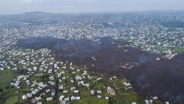<p>Ein Vulkanausbruch des Mount Nyiragongo hat im Vorort Buhene am Stadtrand von Goma einen großen Schaden hinterlassen.</p>