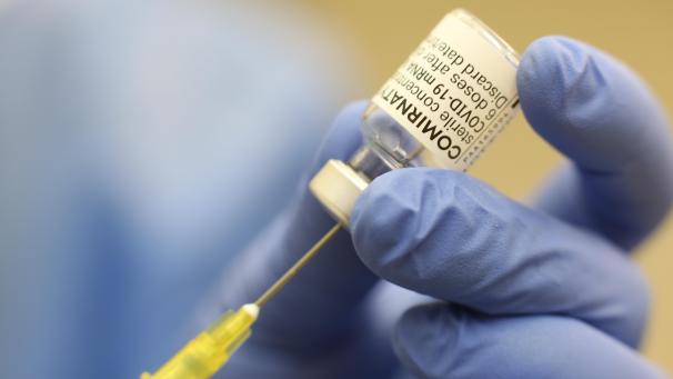 <p>Die Corona-Impfstoffe von Pfizer/Biontech und Astrazeneca schützen laut einer Studie im gewissen Umfang auch gegen eine Erkrankung mit der zunächst in Indien aufgetretenen Virus-Variante B.1.617.2.</p>