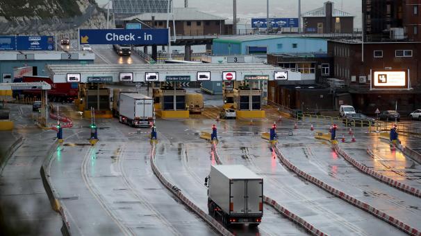 <p>Lastwagen fahren zum Check-in in das Terminal am Hafen vion Dover.</p>