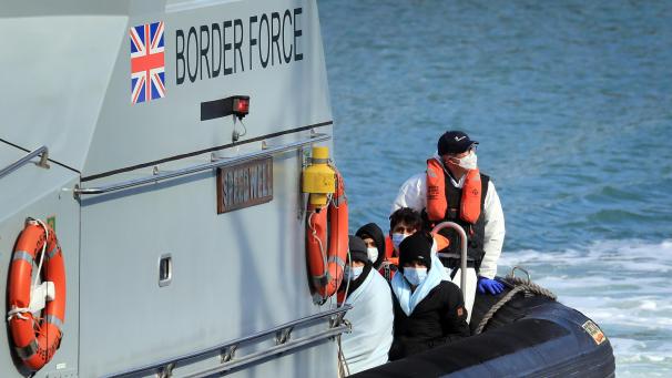 <p>Eine Gruppe mutmaßlicher Migranten wird nach einem Zwischenfall am Ärmelkanal mit einem kleinen Boot von der britischen „Border Force“ (Grenzstreitkraft) nach Kent gebracht.</p>