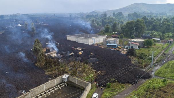 <p>Ein Vulkanausbruch des Mount Nyiragongo hat im Vorort Buhene am Stadtrand von Goma einen großen Schaden hinterlassen.</p>