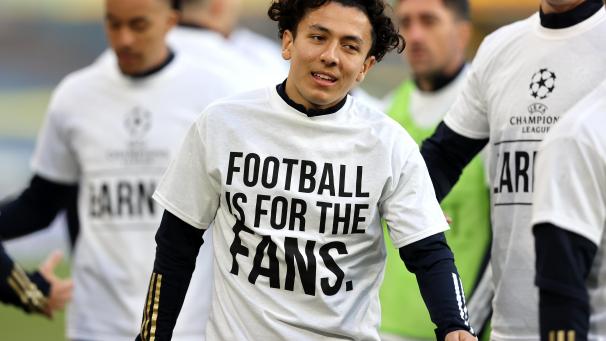 <p>Ian Poveda von Leeds United trägt beim Aufwärmen ein T-Shirt mit der Aufschrift „Football Is For The Fans“ („Fußball ist für die Fans“) aus Protest gegen eine geplante europäische Super League.</p>