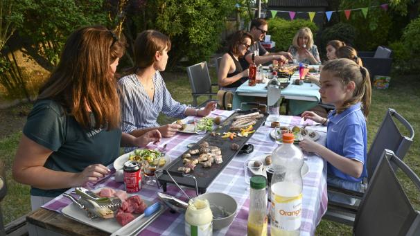 <p>Bei Garten-Festen muss zwischen den Tischen der Sicherheitsabstand gehalten werden.</p>