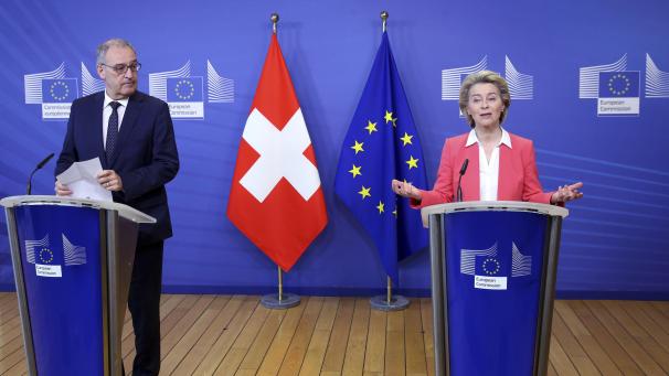 <p>EU-Kommissionspräsidentin Ursula von der Leyen und Guy Parmelin, Bundespräsident der Schweiz, im April bei einer gemeinsamen PK in Brüssel.</p>