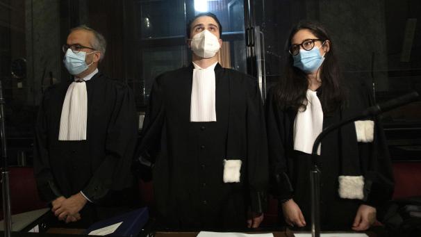 <p>Die Anwälte von Astrazeneca Hakim Boularbah (l.) und Clemence Van Muylder (r.) warten auf den Beginn einer Anhörung vor dem Brüsseler Gericht.</p>