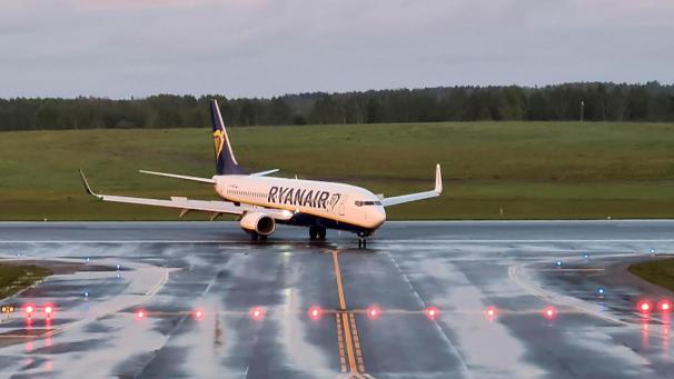 <p>Die Behörden der autoritär regierten Republik hatten das Flugzeug der irischen Airline Ryanair am Sonntag auf dem Weg von Griechenland nach Litauen mit einem Kampfjet vom Typ MiG-29 zur Landung gebracht - angeblich wegen einer Bombendrohung.</p>