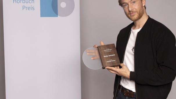 <p>In einer Live-Radiosendung des Westdeutschen Rundfunks wurden am Mittwochabenddie Gewinner des Deutschen Hörbuchpreises 2021 bekannt gegeben. Der Verein Deutscher Hörbuchpreis hat unter Pandemie-Bedingungen ein digitalisiertes Einreichungsverfahren etabliert und mit allen vier Jurys virtuell getagt. Bester Interpret: Alexander Fehling für „Ist das ein Mensch?“</p>