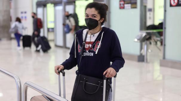 <p>Eine Frau mit ihren Koffern kommt aus London am Terminal T4 des Flughafens Adolfo Suarez - Madrid Barajas an.</p>