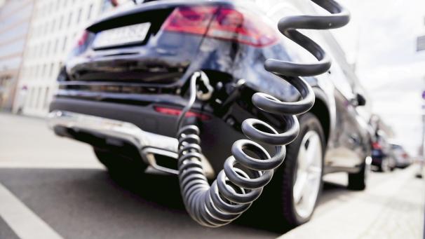 <p>Ein Auto mit Plug-in-Hybrid-Antrieb an einer Ladesäule. Gemeinschaftssenator Alexander Miesen fordert, an Alternativen zum Elektroantrieb zu denken.</p>