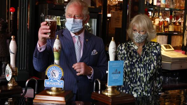 <p>Prince Charles (l.) zapfte sich bei dem Besuch in London ein Pint Bitter, also ein britisches Pale Ale.</p>