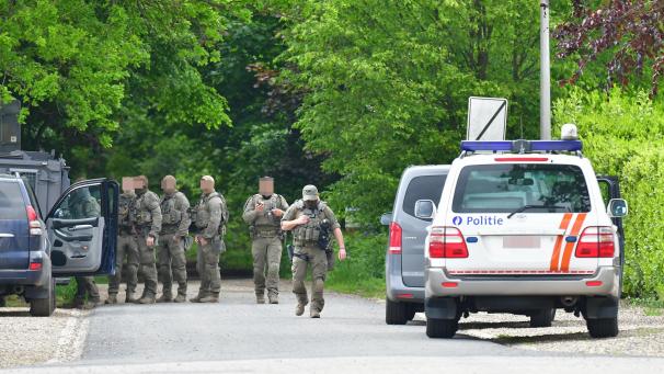 <p>In der Nähe von Dilsen-Stokken nahmen Armee und Polizei am Donnerstag die Suche nach Jürgen Conings erneut auf.</p>