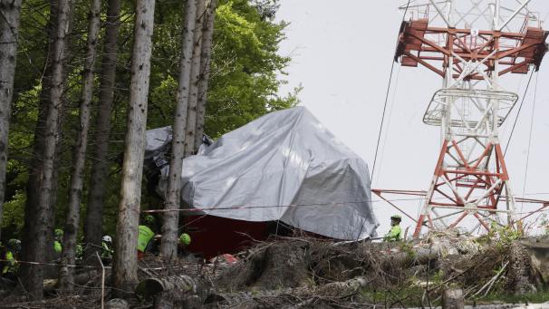 <p>26.05.2021, Italien, Stresa: Ein Absperrband ist um die Trümmer einer Seilbahngondel gespannt, nachdem diese am norditalienischen Monte Mottarone abgestürzt ist.</p>