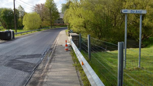 <p>Die Amel wurde am Donnerstag bei Asphaltierungsarbeiten verschmutzt.</p>