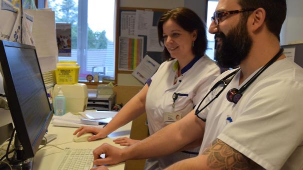 <p>Die pflegerische Dienstleiterin Virginie Kuppens und Dr. Xavier Boman kümmern sich um das Wohl der Patienten der geriatrischen Tagesklinik.</p>