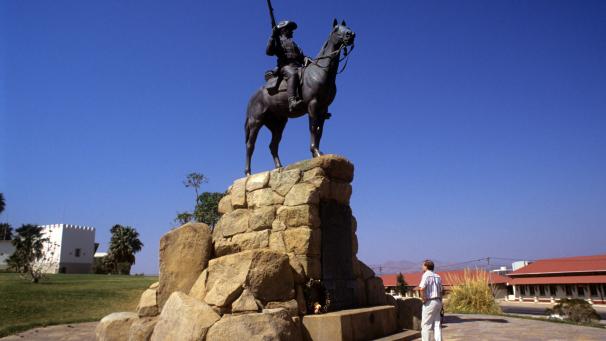 <p>Das „Südwester Reiter“ genannte Reiterdenkmal der ehemaligen deutschen Schutztruppe. Das Standbild stand bis zu seiner Umsetzung vor der Alten Feste an der Robert Mugabe Avenue (früher Leutweinstraße). Das Reiterdenkmal wurde am 27. Januar 1912 eingeweiht und soll an die Kolonialkriege des deutschen Kaiserreichs gegen die Herero und Nama von 1903 bis 1907 in Deutsch-Südwestafrika erinnern.</p>