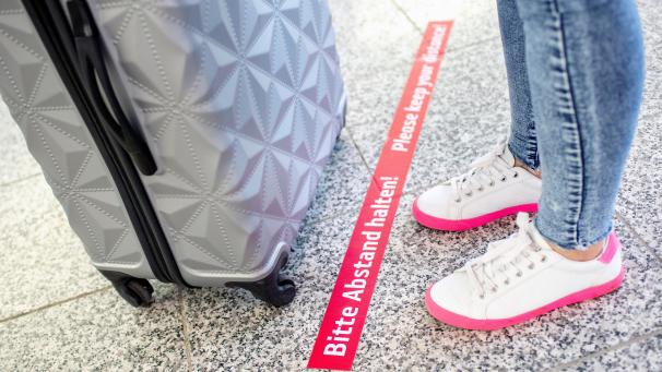 <p>Zu Beginn der Pandemie wurden Reiseveranstalter von der Verpflichtung entbunden, wegen des Coronavirus stornierte Pauschalreisen zurückzuerstatten. Stattdessen erhielten die Verbraucher Gutscheine. Diese Regelung galt sowohl für vom Reiseveranstalter als auch vom Verbraucher stornierte Reisen.</p>